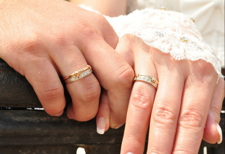 На какой руке носят кольцо брака. Обручальные кольца на руках. Обручальное кольцо на пальце. Кольцо на руке. Свадебные кольца на пальцах.