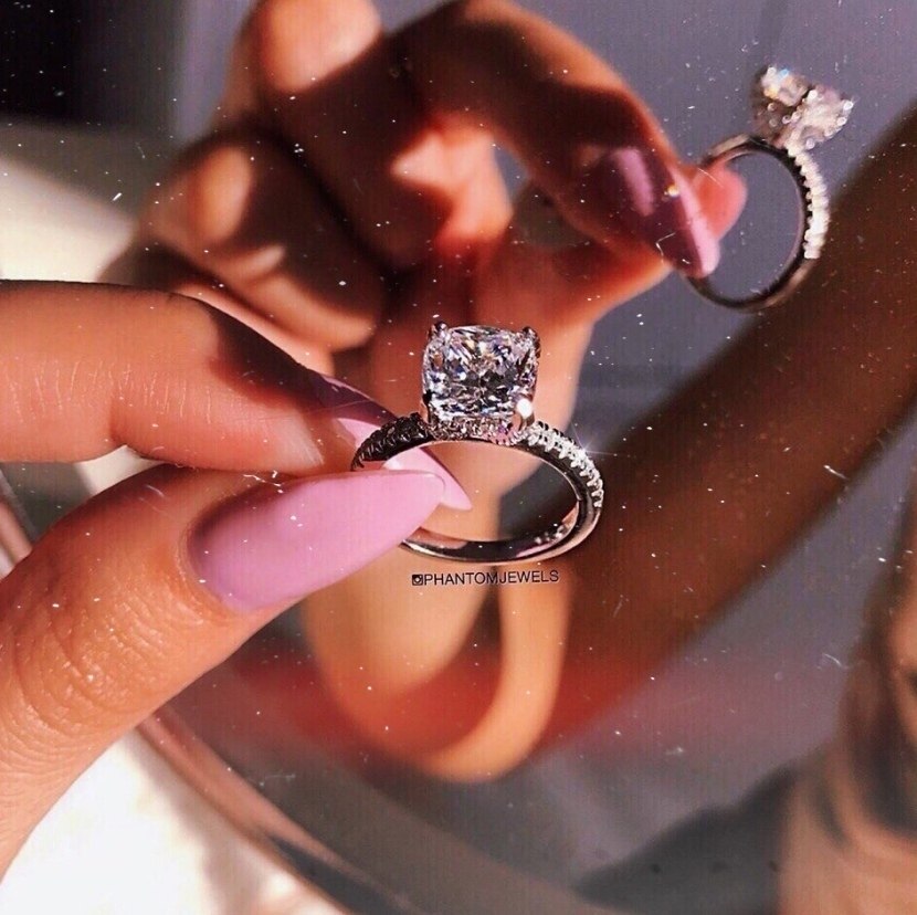 Какое кольцо дарят девушке. Кольцо для девушки. Подарок колечко. Подарочное кольцо для девушки. Нежное колечко для девушки.