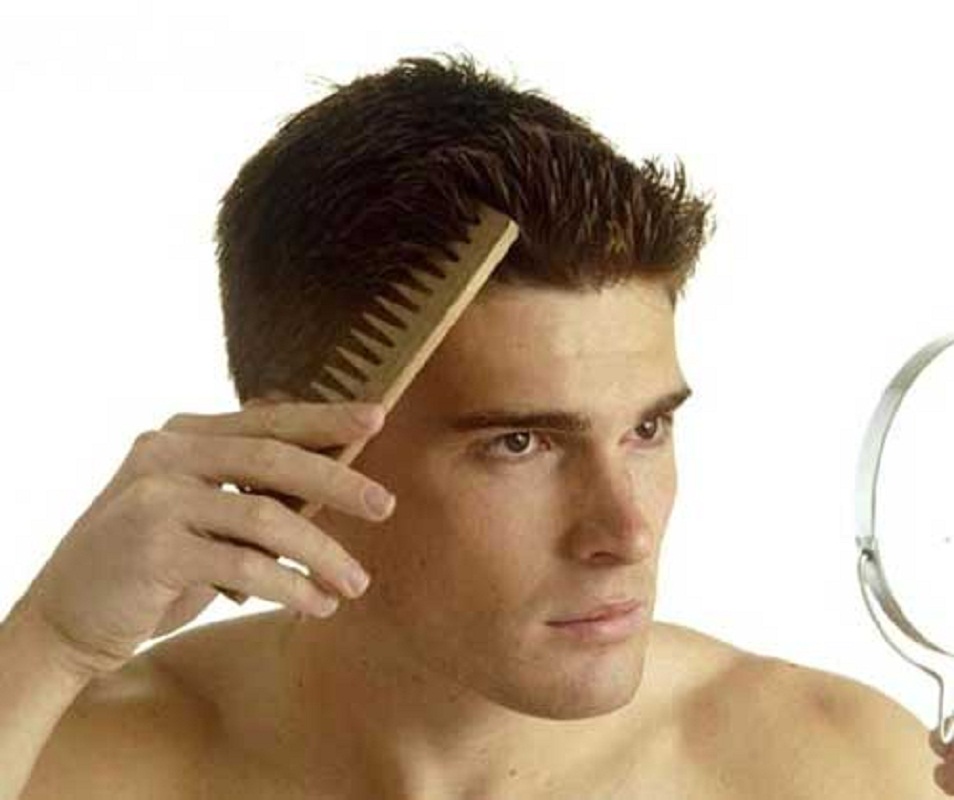 Техника расческа чтобы парень думал о тебе. Мужчина причесывается. Здоровые волосы у мужчин. Мужик расчесывается. Мужчина причесывает волосы.