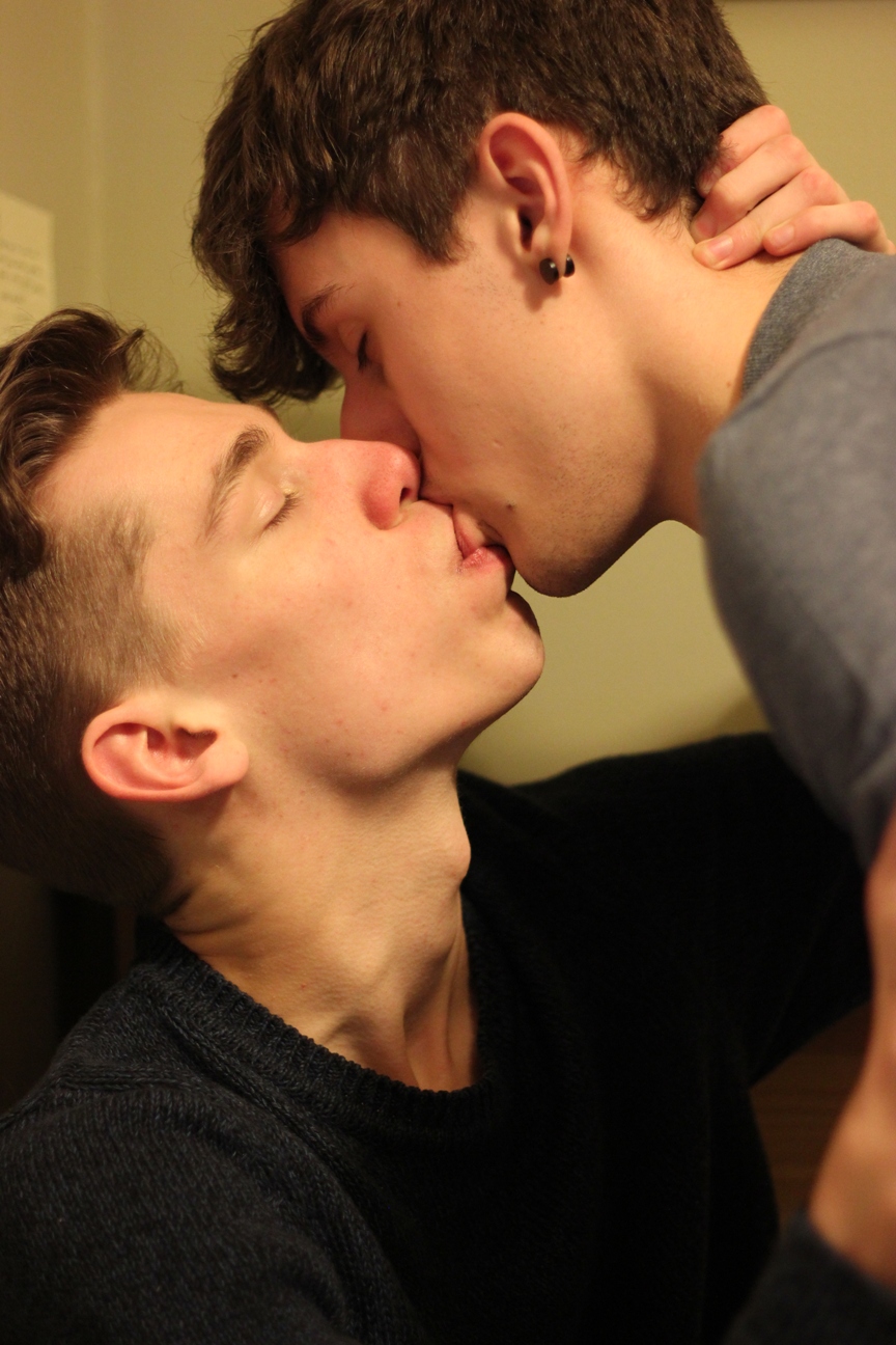 парень целует парня гей фото 36