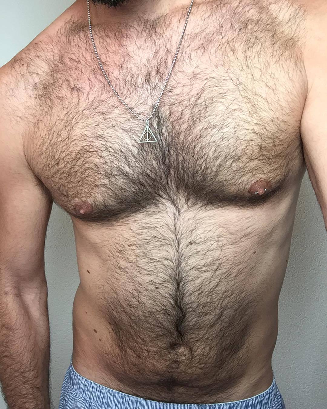 волосы на животе и груди у мужчин фото 10