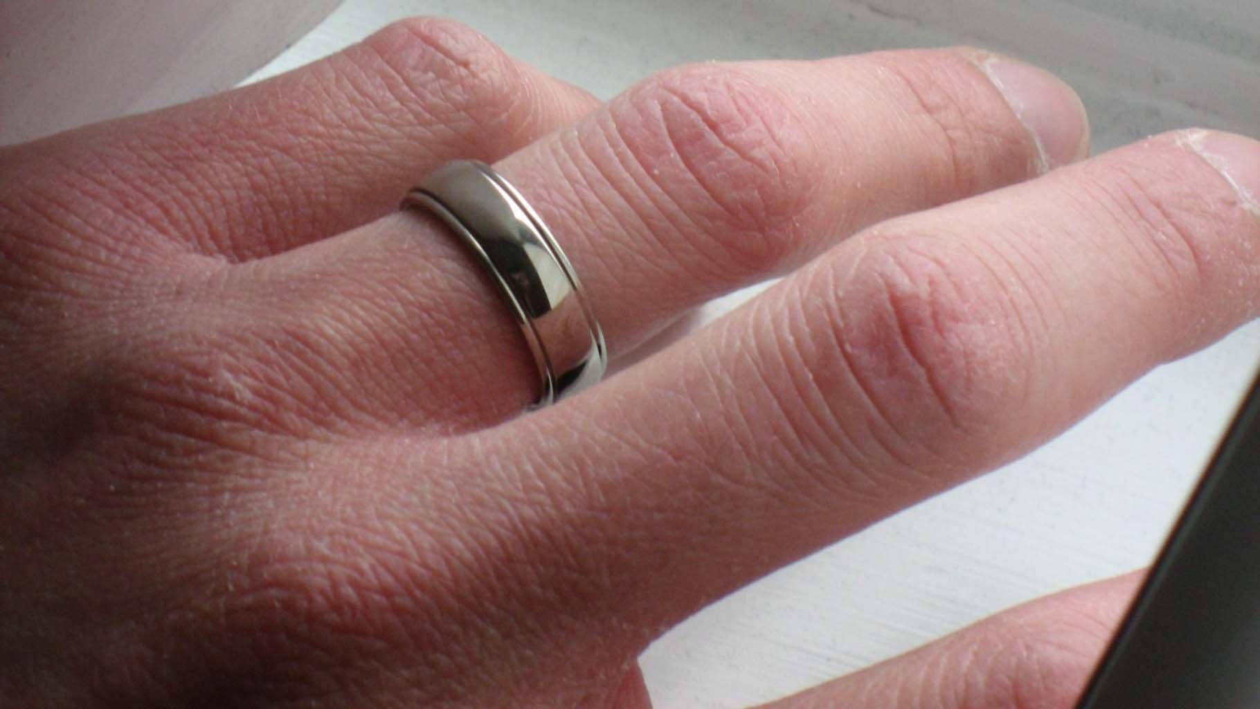 Кольцо на пальце у мужчины