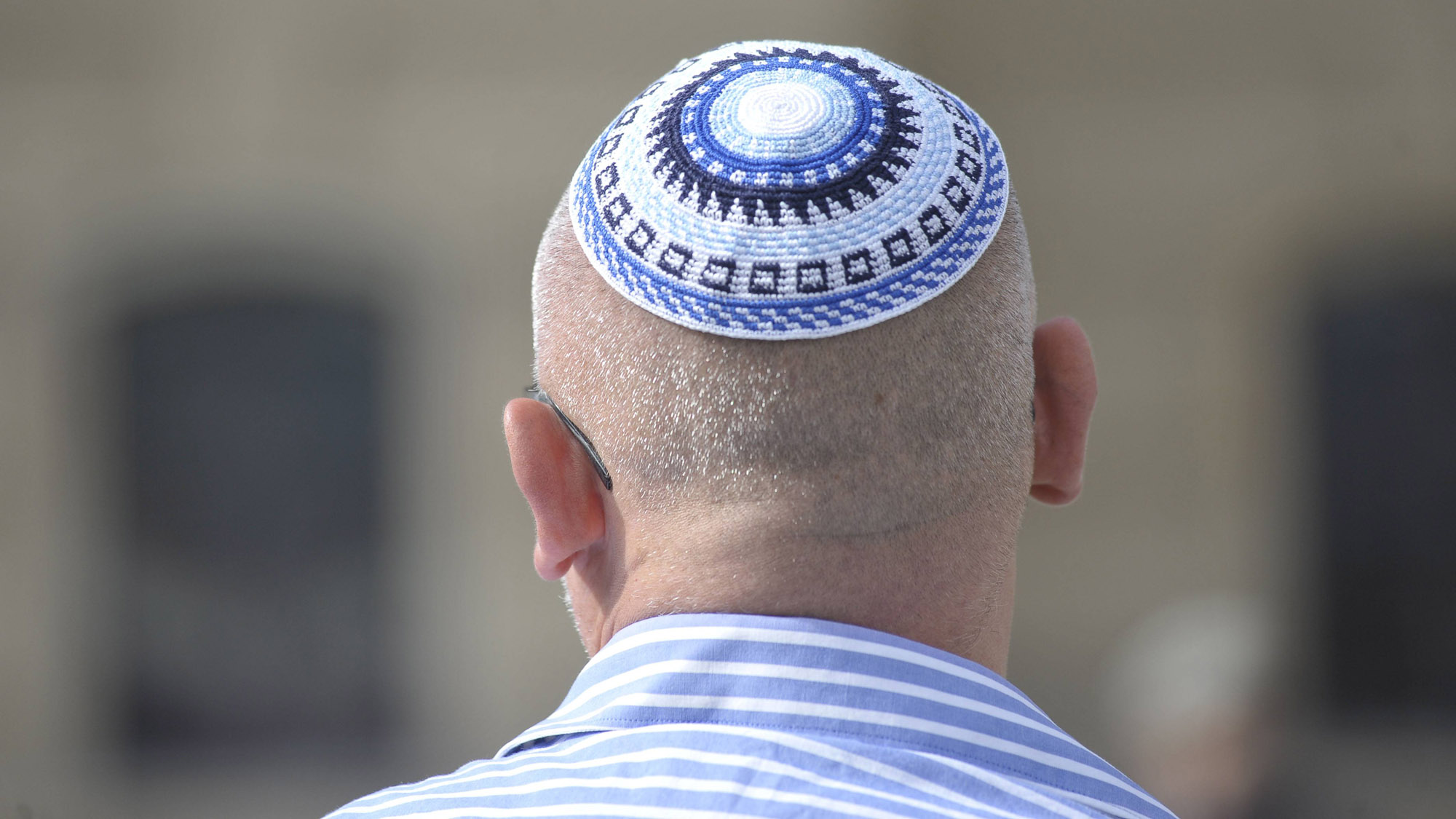 Шапка на затылке. Еврейская шапочка ермолка. Ермолка еврейский головной убор. Еврейская мужская Национальная шапка ермолка. Ермолка Иудея.