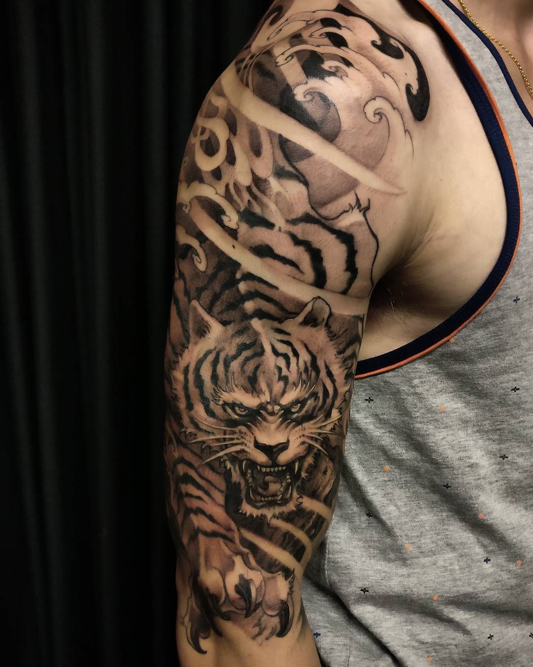 Тигр на плечо мужские. Тату тигр. Тату тигр на плече. Тату тигр на плече мужские. Тату тигра на всю руку.