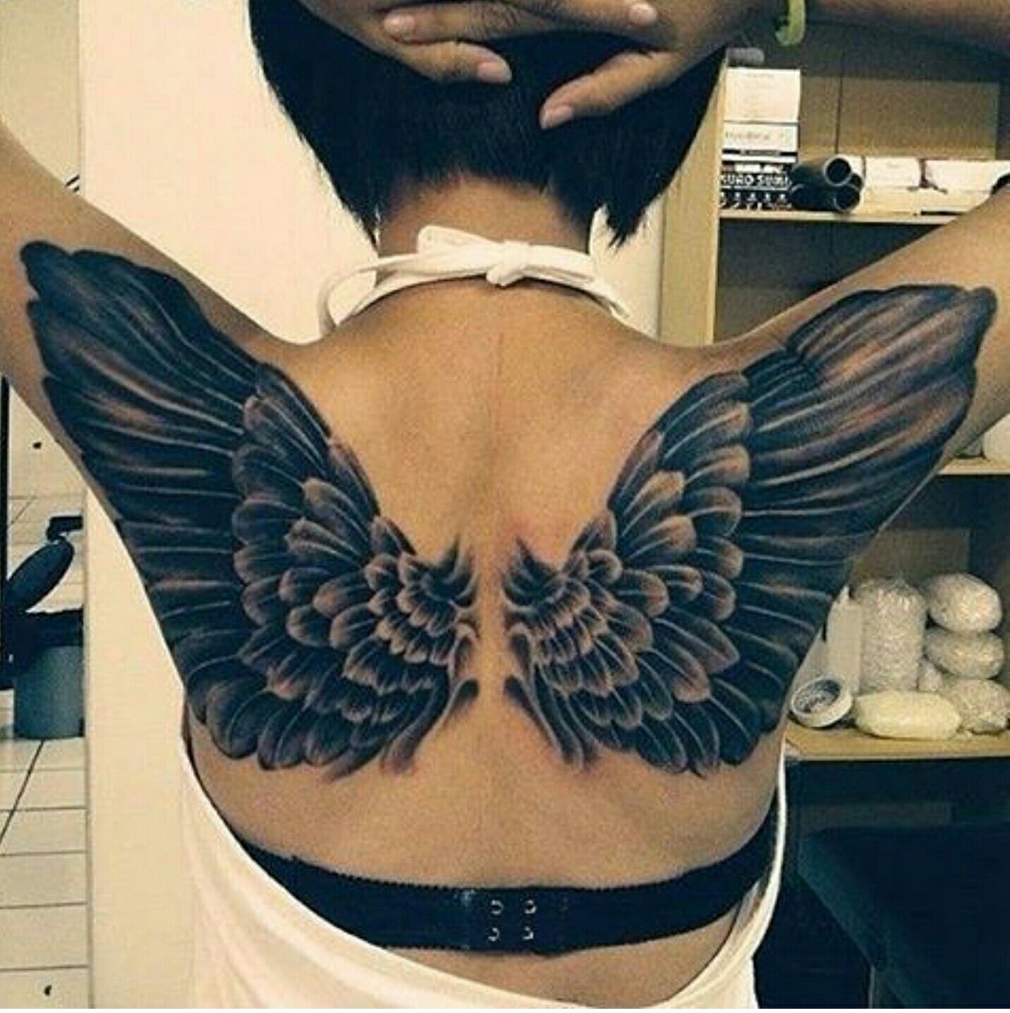 Тату девушка с крыльями