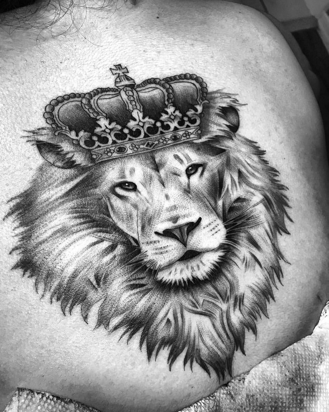 Тату Лев с короной для мужчин на грудине