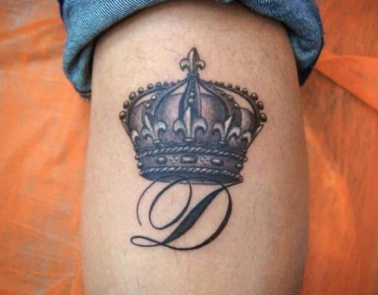 Корона тату мужчин. Тату корона. Тату буква д с короной. Тату на руке корона с буквой д. Тату корона мужская.