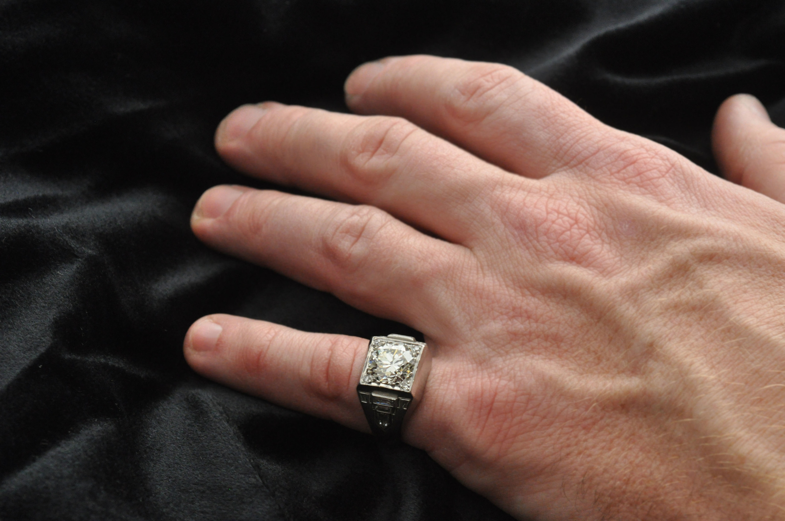 Печатка на палец мужская. Дэвид Юрман кольцо. Мужские кольца David Yurman. Кольцо на мизинец мужское. Мужское кольцо на мезинец.