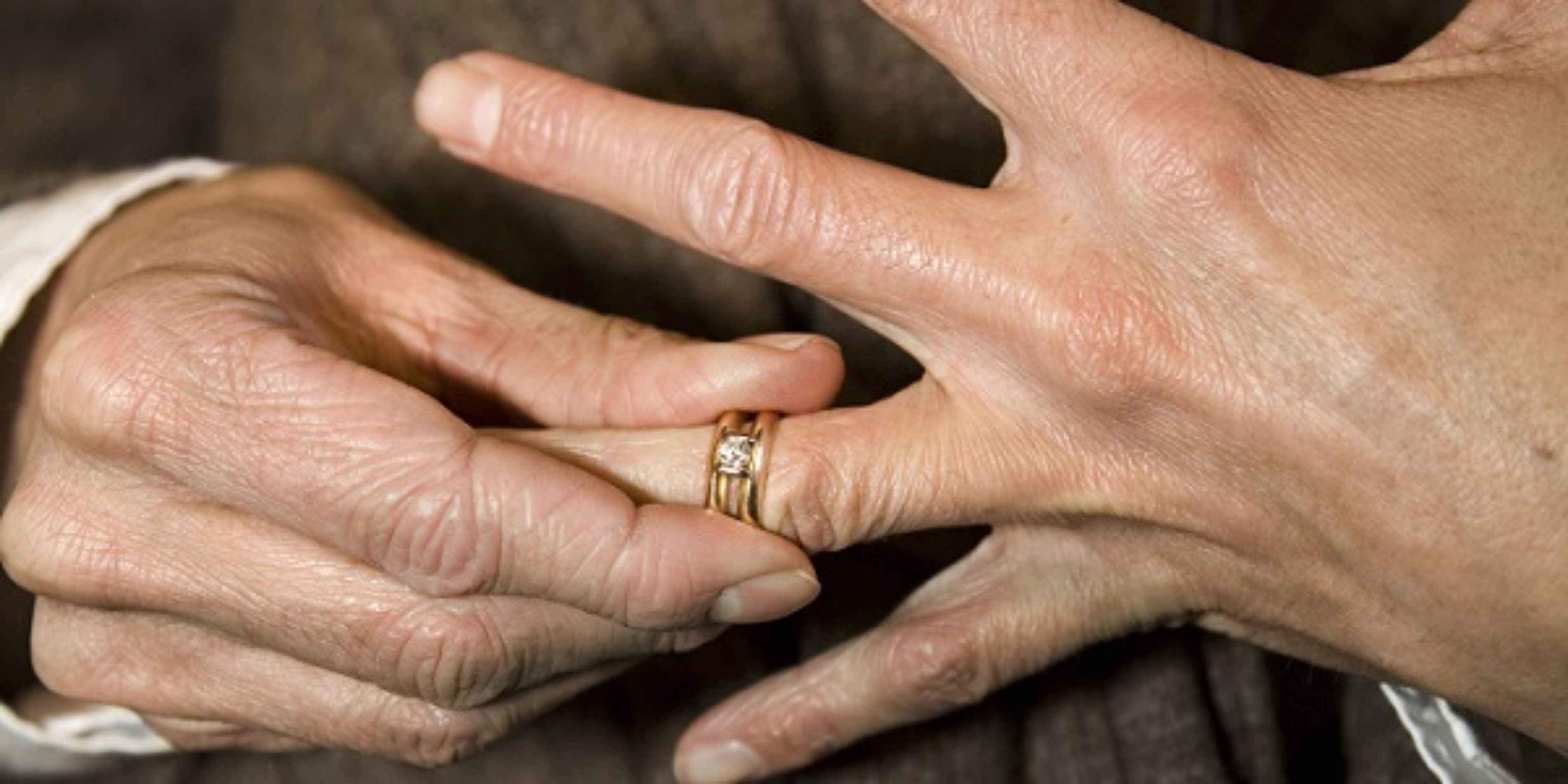 К чему снится обручальное кольцо мужа. Мужское обручальное кольцо на пальце. Обручальные кольца на руках. Обручальное кольцо на руке мужчины. Перстень на руке.