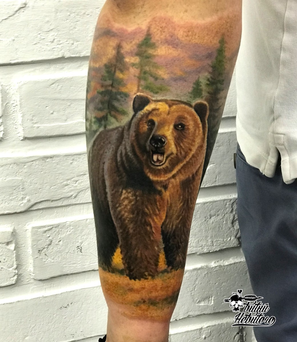 Тату медведь в лесу