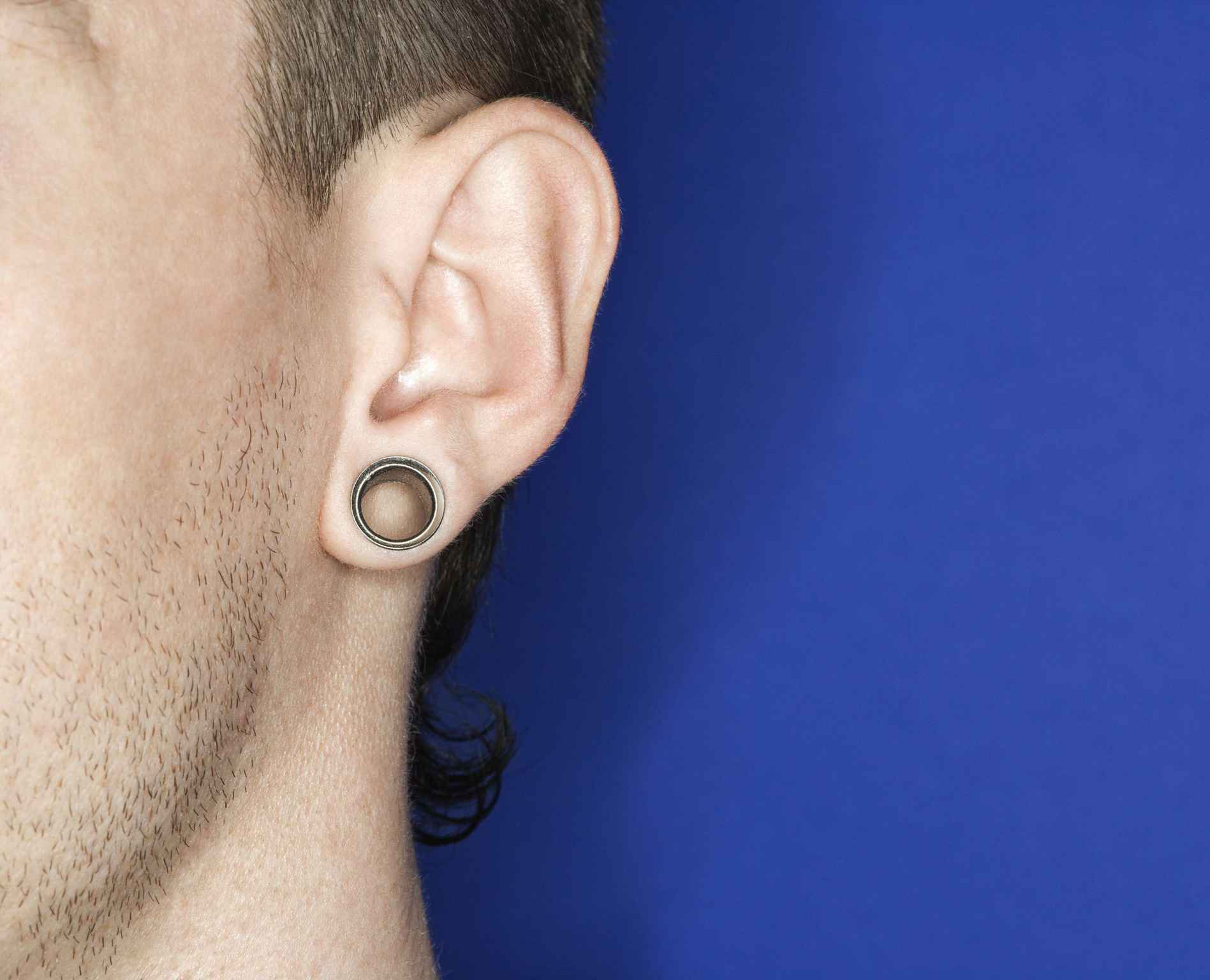 Что значит проколотое ухо у мужчины. Мужские серьги. Сережки у мужчин.