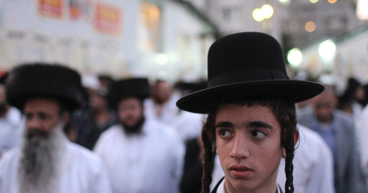 Фото еврея с пейсами в черной шляпе