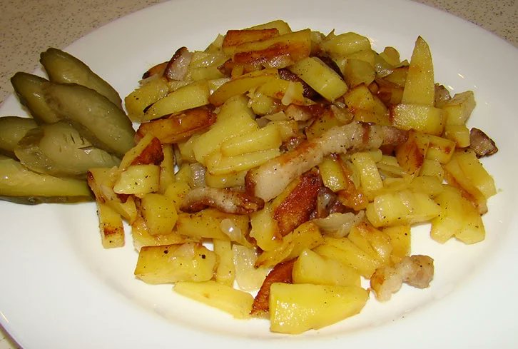 Жареная картошка огурцами. Жареная картошка с салом. Жареная картошка с солеными огурцами. Жареная картошечка с салом. Жареная картошка с соленым.