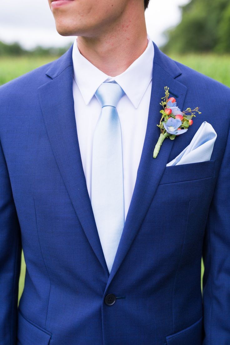 Свадебный синий костюм с красным галстуком