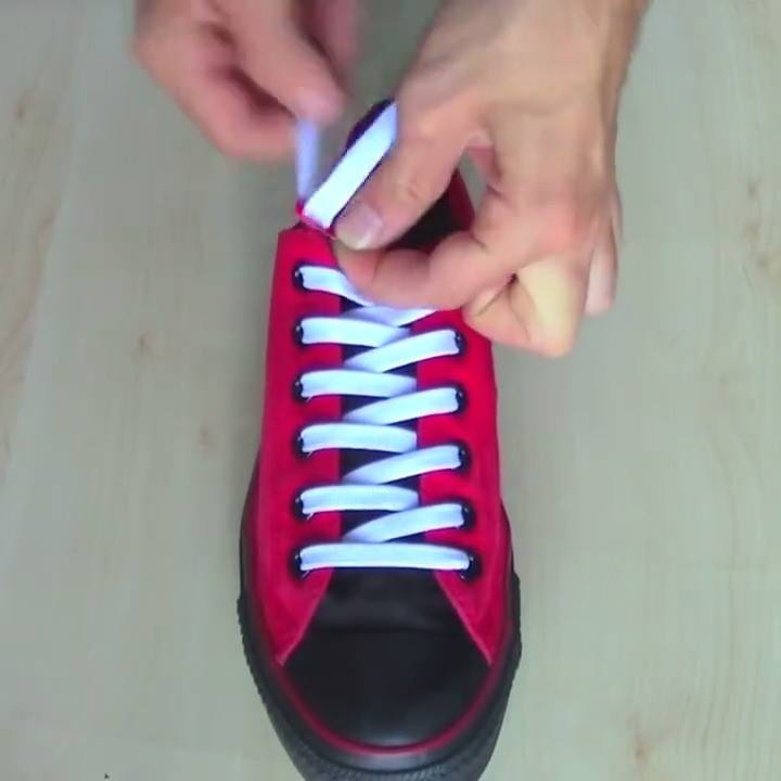 Концы шнурков на кроссовках