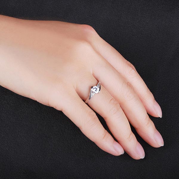 Золотое кольцо на пальце девушки