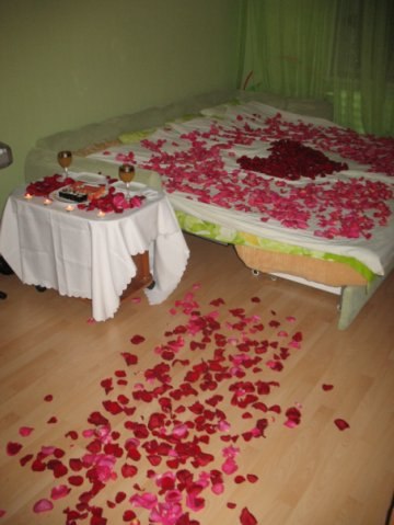 Муж встречает жену видео. Лепестки роз на кровати. Сюрприз для любимой. Девушка с сюрпризом. Романтический сюрприз для любимого.