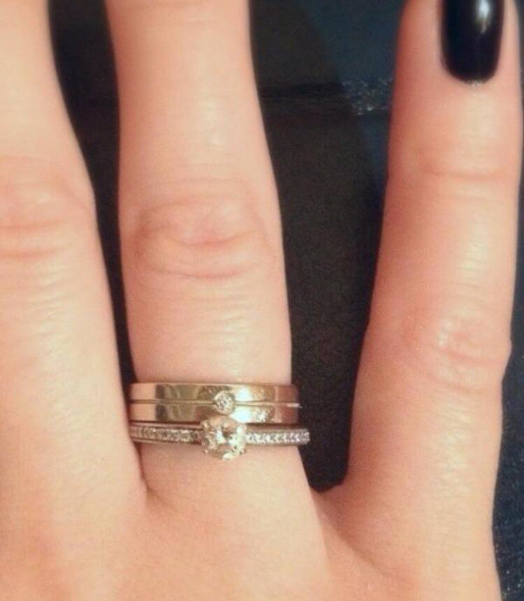 Кольцо на правом безымянном пальце у девушки. Помолвочное и обручальное кольцо на пальце. Обручальное и помолвочное кольцо на одном пальце. Двойное кольцо обручальное и помолвочное. Двойное кольцо.