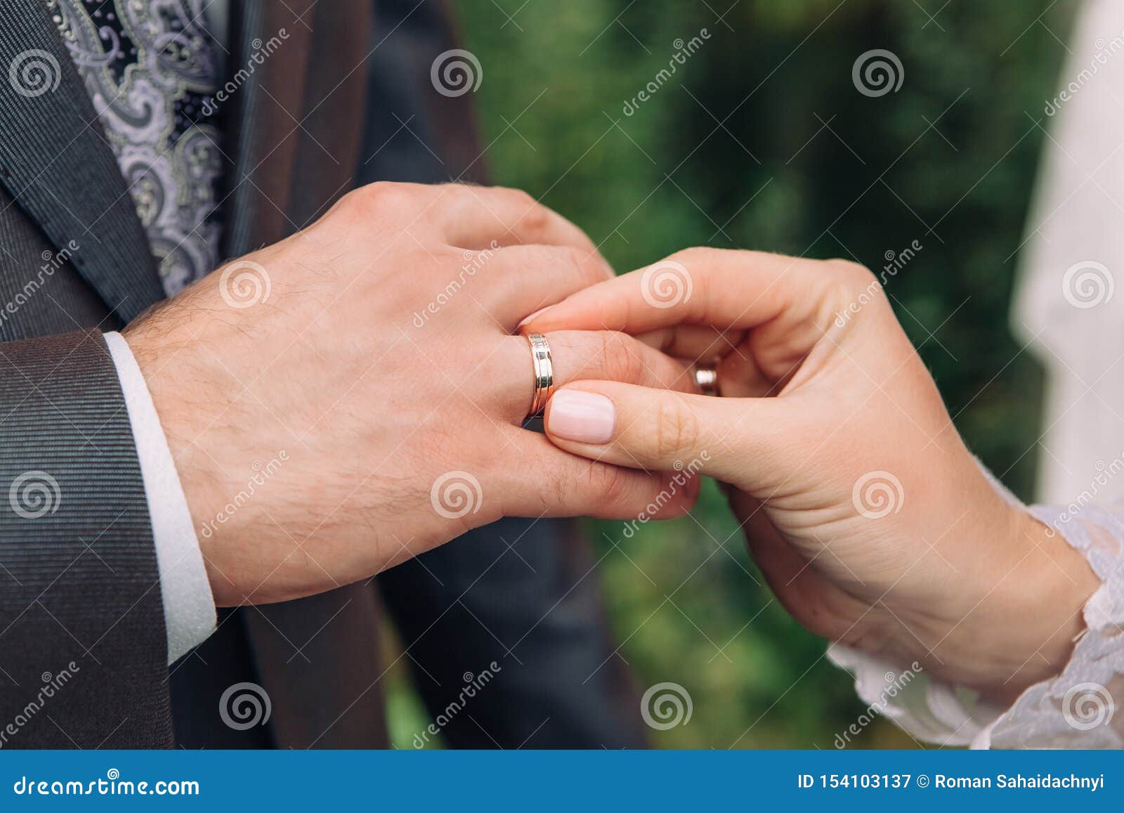Обручальное кольцо на какой руке носят мусульмане. Свадебные кольца на пальцах. Кольцо на пальце предложение. Кольцо на палец свадьба. Мужские обручальные кольца на руке.