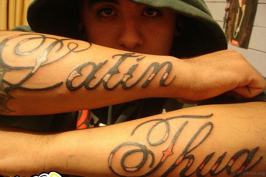 Латинское слово жизнь. Татуировки надписи на латыни. Тату надписи для мужчин. Тату надпись на руке. Татуировки на руке на латыни.