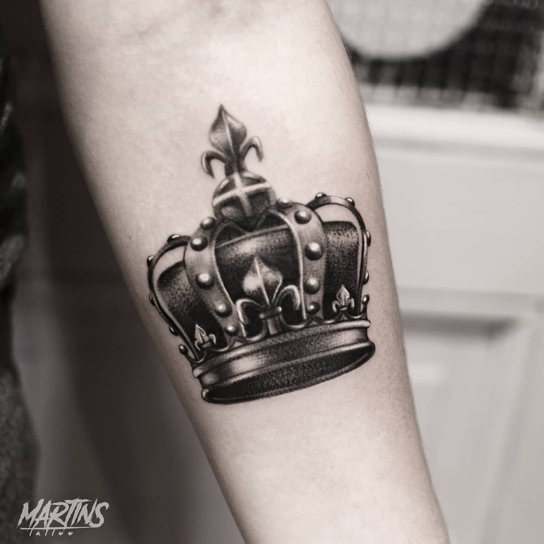 Корона тату мужчин. Тату корона. Тату корона мужская. Татуировка в виде короны. Тату корона для девушек.